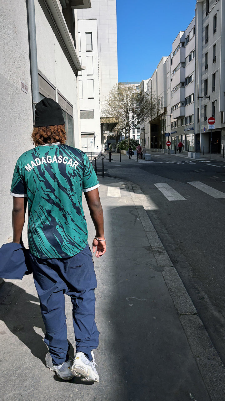 Client de dos portant le maillot Madagascar vert Barea dans la rue