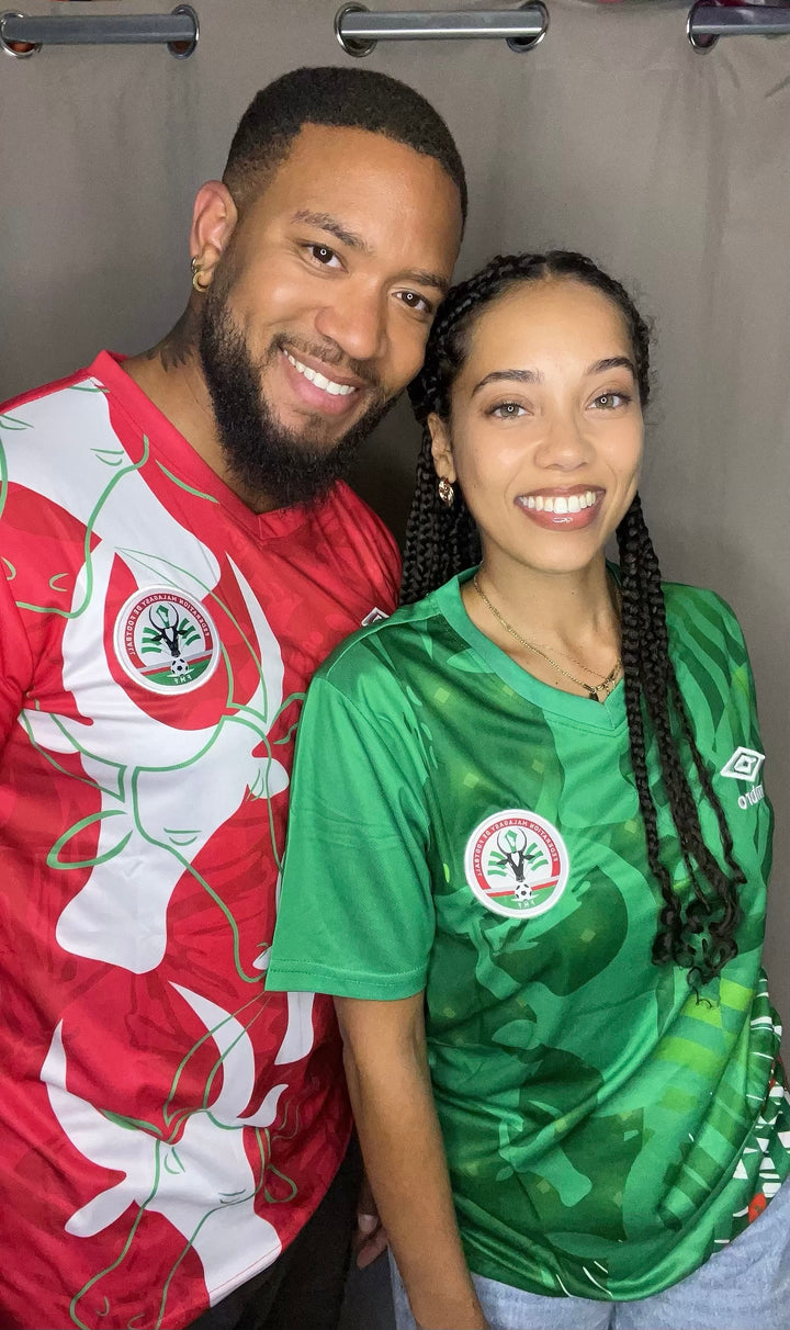 Couple de clients portant les maillots Madagascar Umbro 2025/26 domicile et extérieur