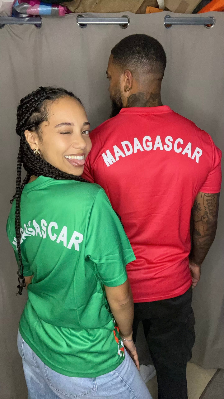 Couple de clients de dos portant les maillots Madagascar Umbro 2025/26
