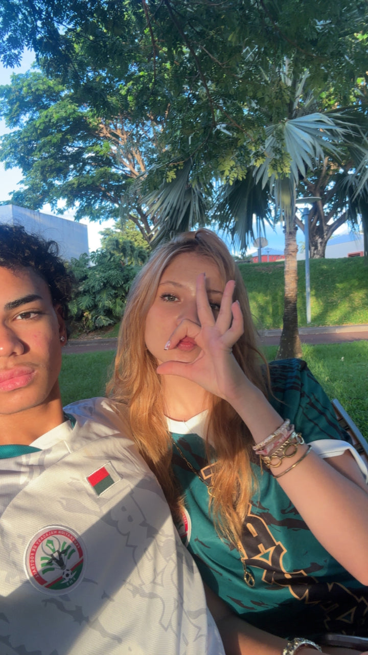 Deux clients portant les maillots Madagascar blanc et vert Barea