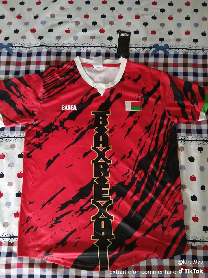 Maillot Madagascar rouge Barea reçu par un client