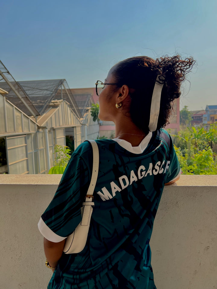 Cliente de dos portant le maillot Madagascar vert Barea