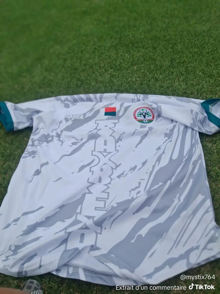 Maillot Madagascar blanc Barea reçu par un client