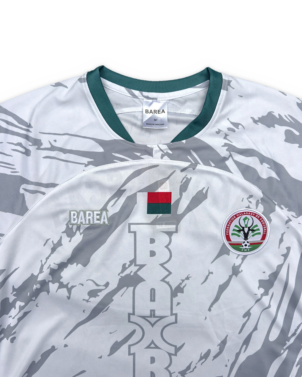 Maillot Madagascar blanc Barea – écusson brodé de la Fédération Malagasy de Football et drapeau malgache