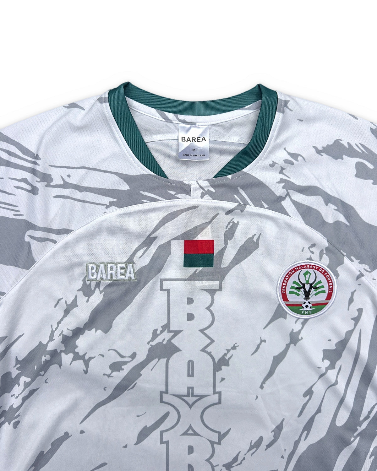 Maillot Madagascar blanc Barea – écusson brodé de la Fédération Malagasy de Football et drapeau malgache