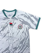 Maillot Madagascar blanc Barea – détail de la manche droite et du col vert