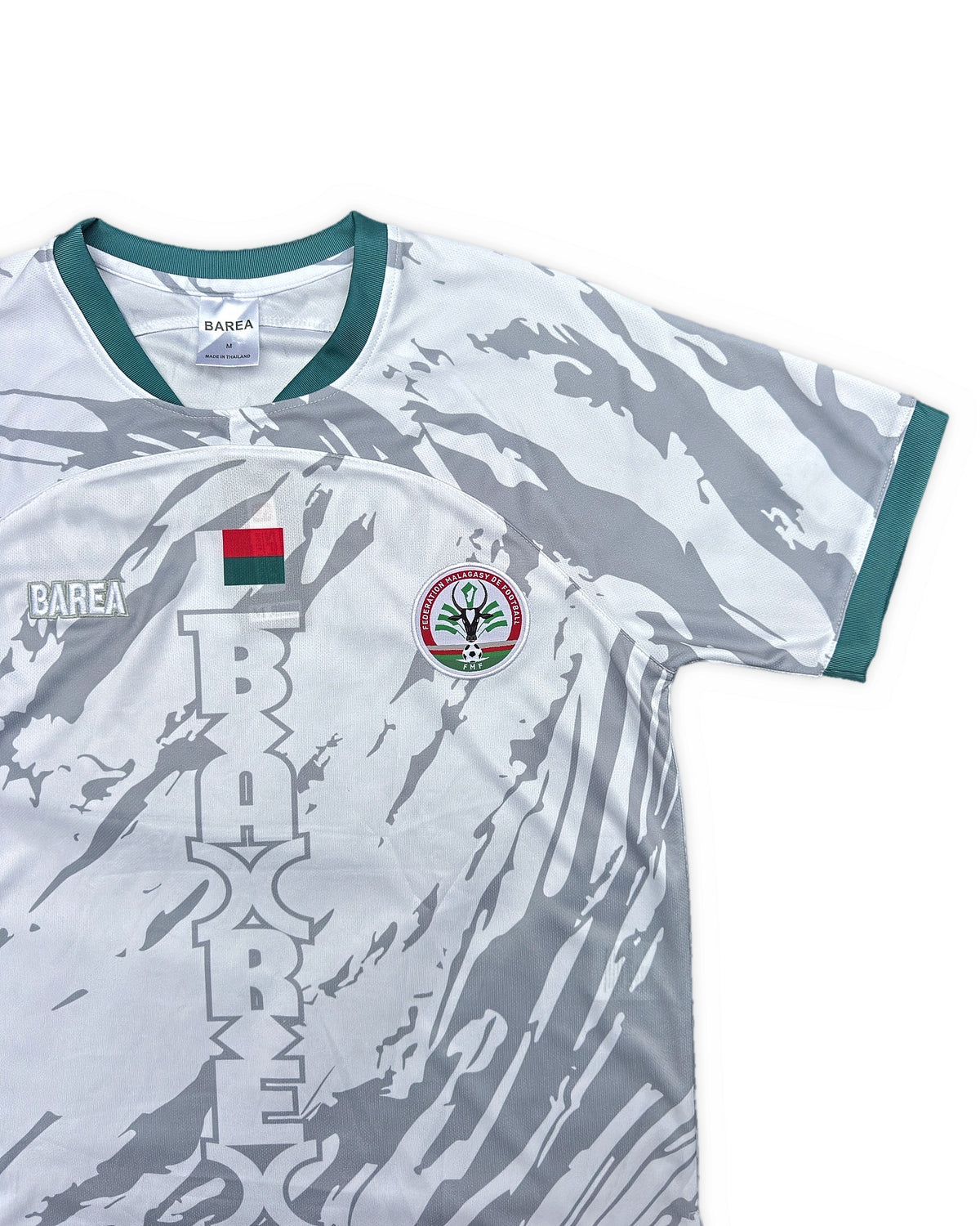 Maillot Madagascar blanc Barea – détail de la manche droite et du col vert
