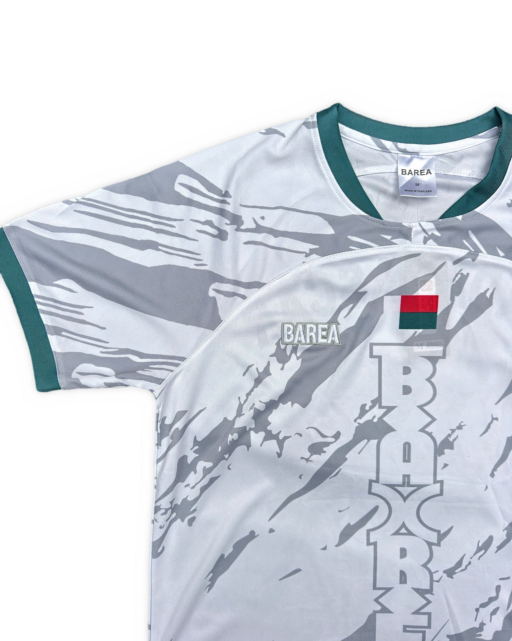Maillot Madagascar blanc Barea – détail de la manche gauche et du logo BAREA brodé