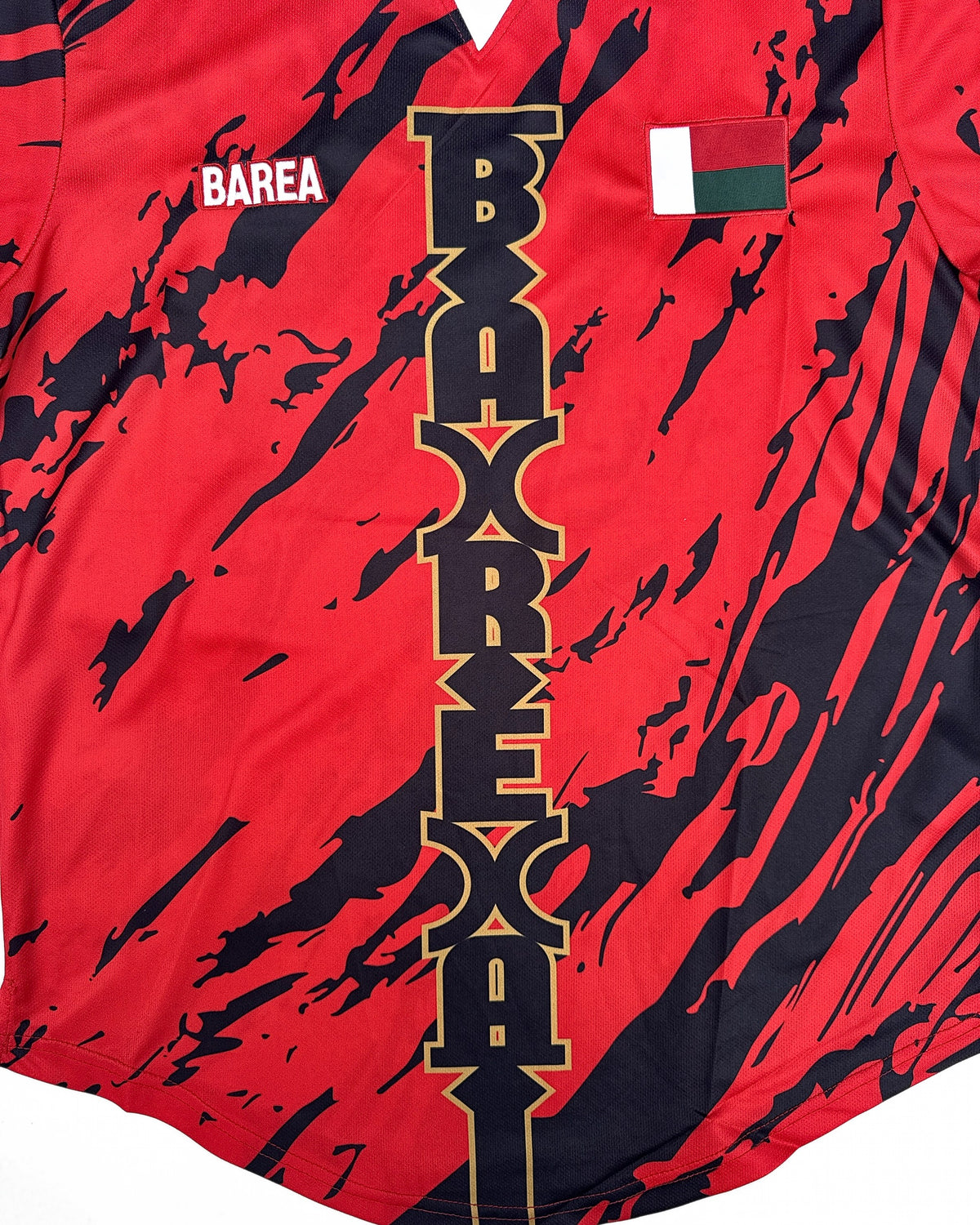 Maillot Madagascar rouge Barea – détail du logo BAREA brodé et du drapeau malgache