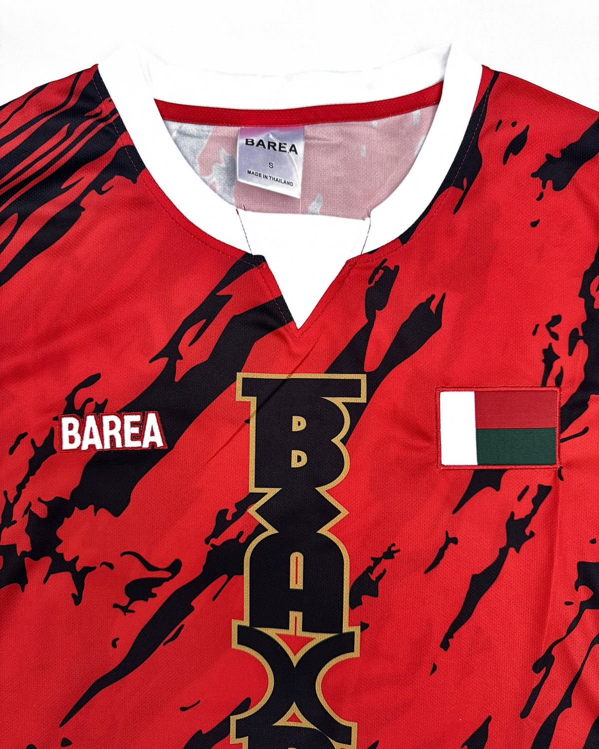 Maillot Madagascar rouge Barea – détail du col et de l'étiquette
