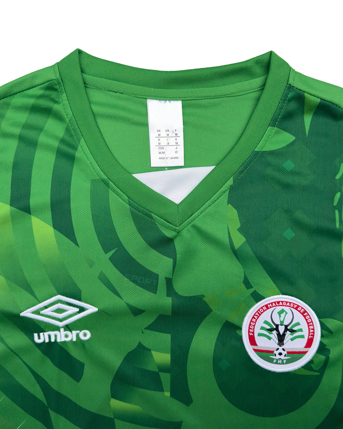 Maillot Madagascar Umbro 2025/26 extérieur – détail du col et du logo Umbro