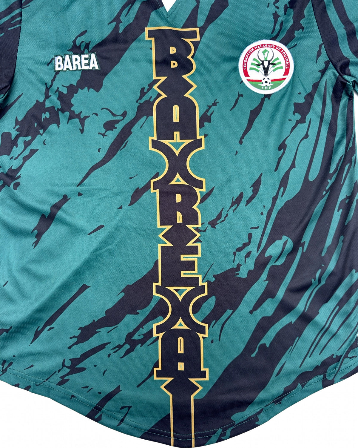 Maillot Madagascar vert Barea – détail du buste et du lettrage BAREA
