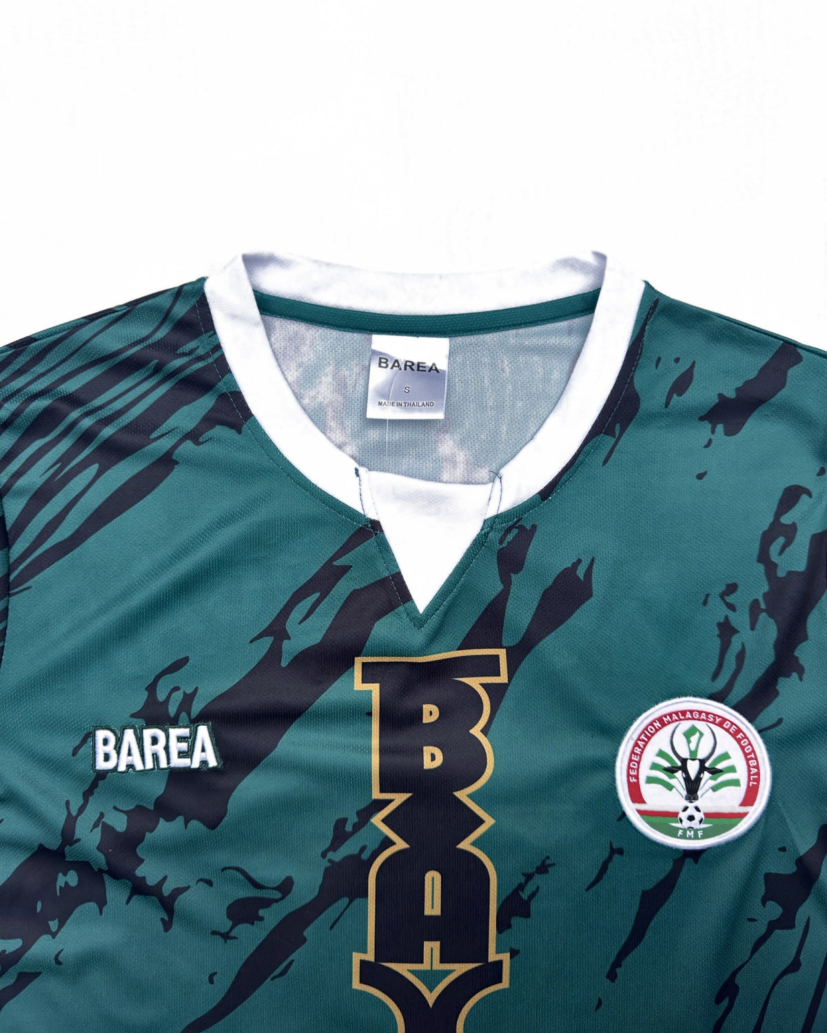 Maillot Madagascar vert Barea – détail du col et de l'étiquette